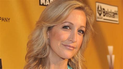 Lara Spencer suffers wardrobe malfunction live on GMA and。